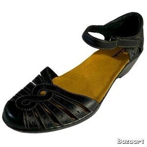 EUC Clarks Mary Jane Sandals, Cut outs, Sz 10 wide, Worn once, Leather, Comfort